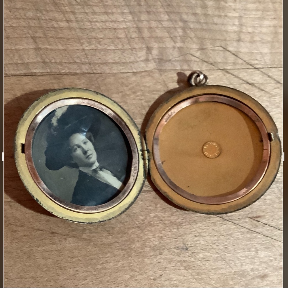 Antique W&S Victorian Monogrammed Locket - Picture 2 of 5